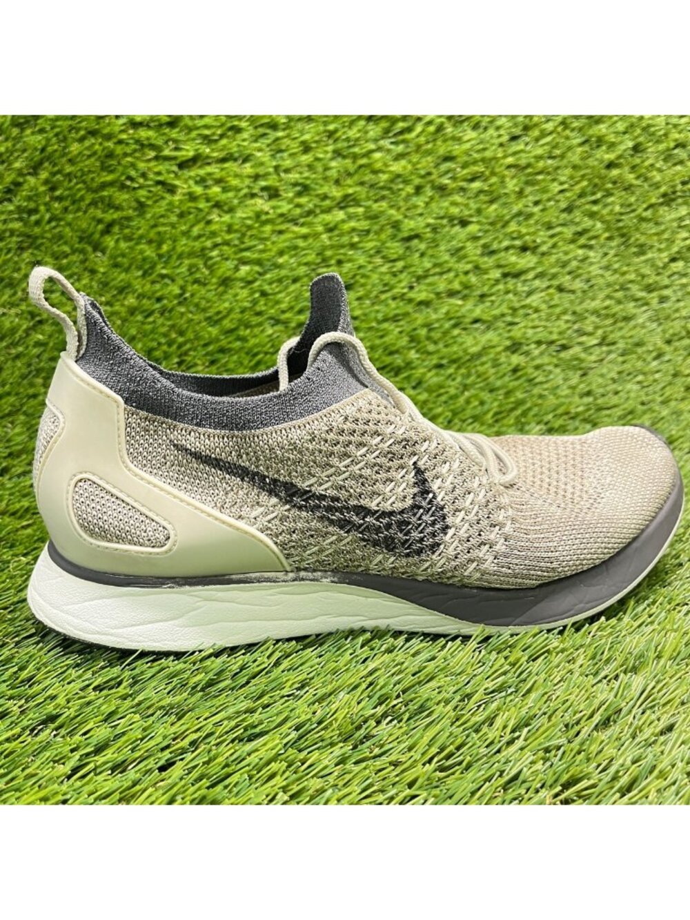 Nike Air Zoom Mariah Flyknit Racer Womens Size 9 Green Running Shoes Sneakers